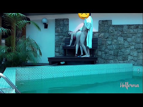 ❤️ Estro invitas servistinon al la naĝejo, sed ne povis rezisti varmegon ❤️❌ Faka video  ĉe ni ❤