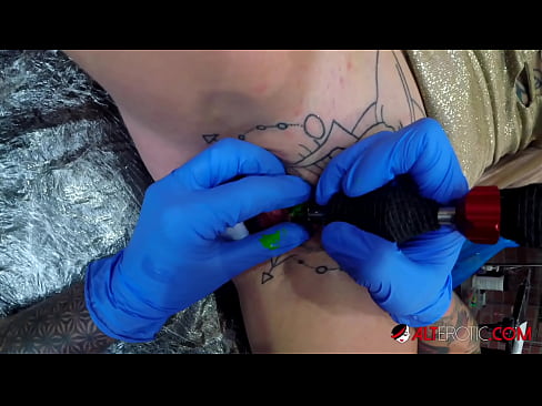 ❤️ Ekstreme tatuita varmulo Sully Savage ricevis tatuon sur sia klitoro ❤️❌ Faka video ĉe ni ❤